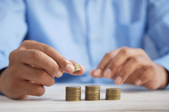 person counting coins to show how a personal injury calculates damages like lost wages for a claim